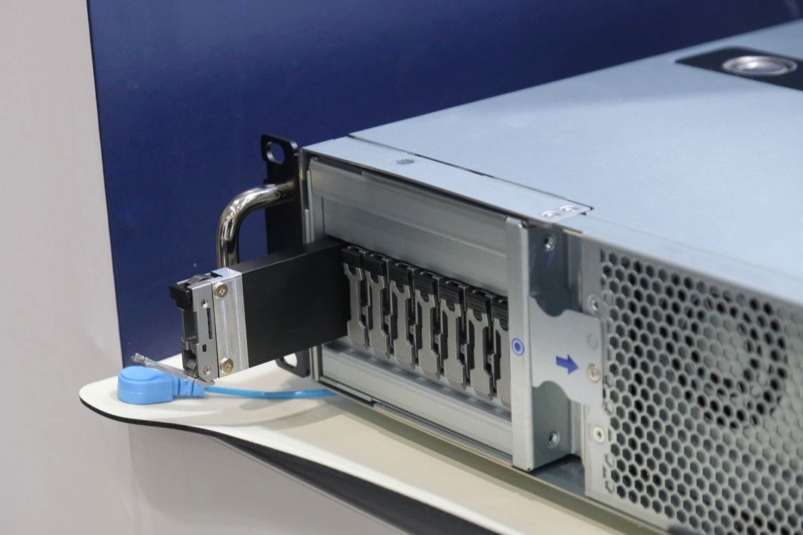 Unigen Poundcake: Capable of mounting up to 16 modules (Photo shows Amaretti E1.S compatible model)